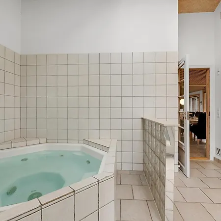 Lovely With Large Outdoor Spa, Indoor And Sauna Close To Ringkobing Fjord Prázdninový dům