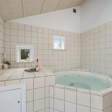 別荘 Lovely With Large Outdoor Spa, Indoor And Sauna Close To Ringkobing Fjord, Skjern