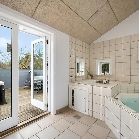 別荘 Lovely With Large Outdoor Spa, Indoor And Sauna Close To Ringkobing Fjord,